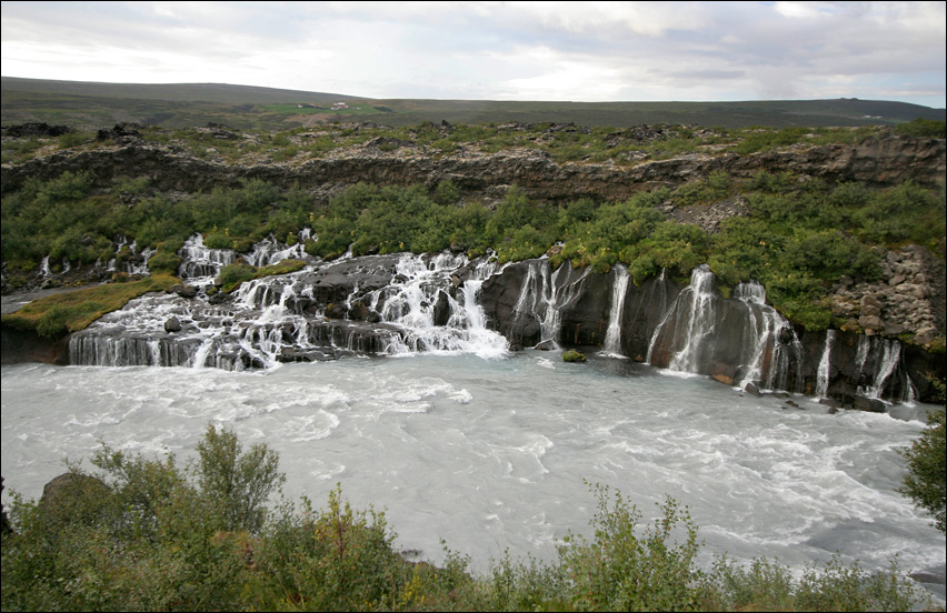 Водопады холодной воды из под застывшей лавы (водопад Hraunfossar) : 2008, август - Исландия (Iceland)