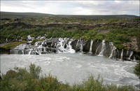 Водопады холодной воды из под застывшей лавы (водопад Hraunfossar)